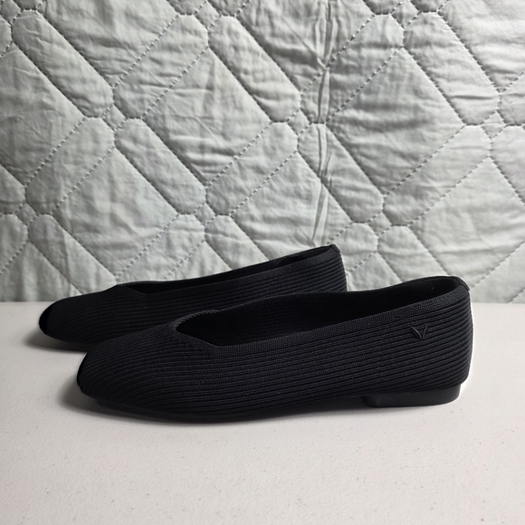 Vivaia Shoes - Vivaia Margot 2.0 Square Toe V-Cut Women's 
Size 40